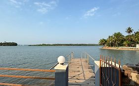The Glasswater By The Backwater Homestay